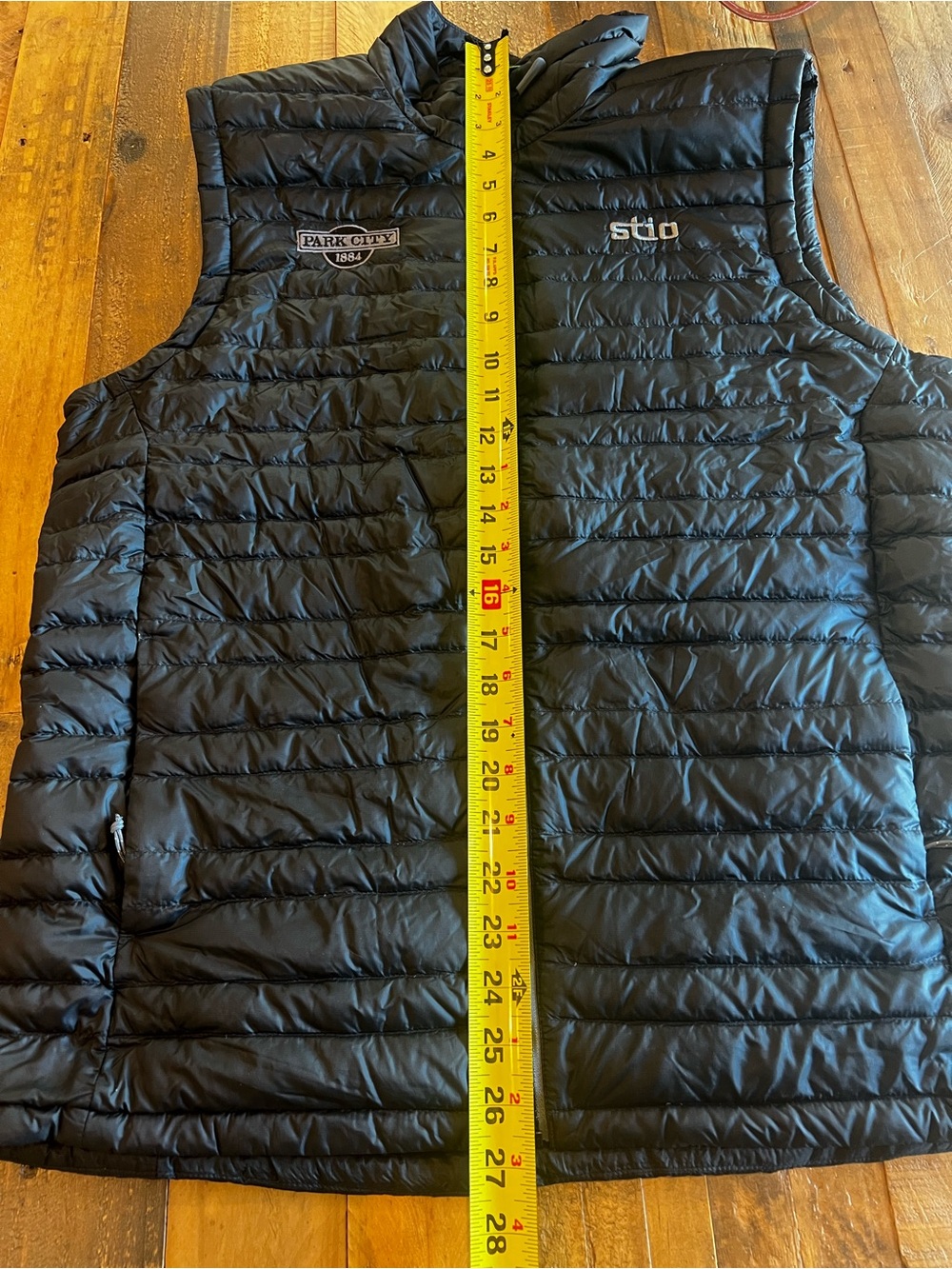 Stio Down Pinion Puffer Vest Mens Medium Black Park City Custom Resort EUC $199 - Picture 9 of 9